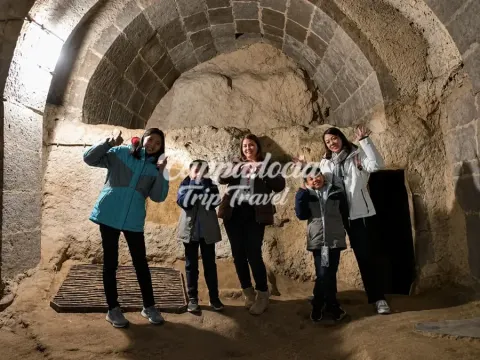 Interior gereja purba terpahat batu di Lembah Ihlara, Cappadocia