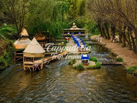 Denai mendaki melalui Lembah Ihlara yang menghijau di Cappadocia