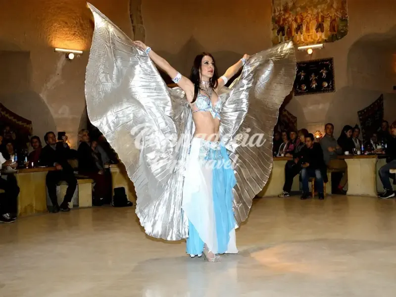Danzatori folk turchi tradizionali in spettacolo serale in Cappadocia