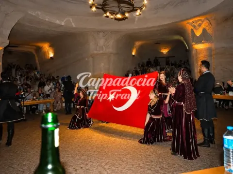 Гости ужинают под живую музыку на турецком вечере в Каппадокии