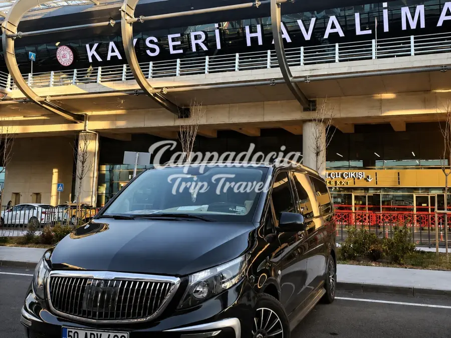 Transfer privato in arrivo a un hotel rupestre in Cappadocia